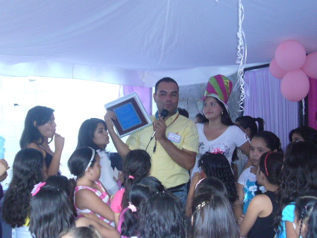 Director Elvis Hernandez recibe placa